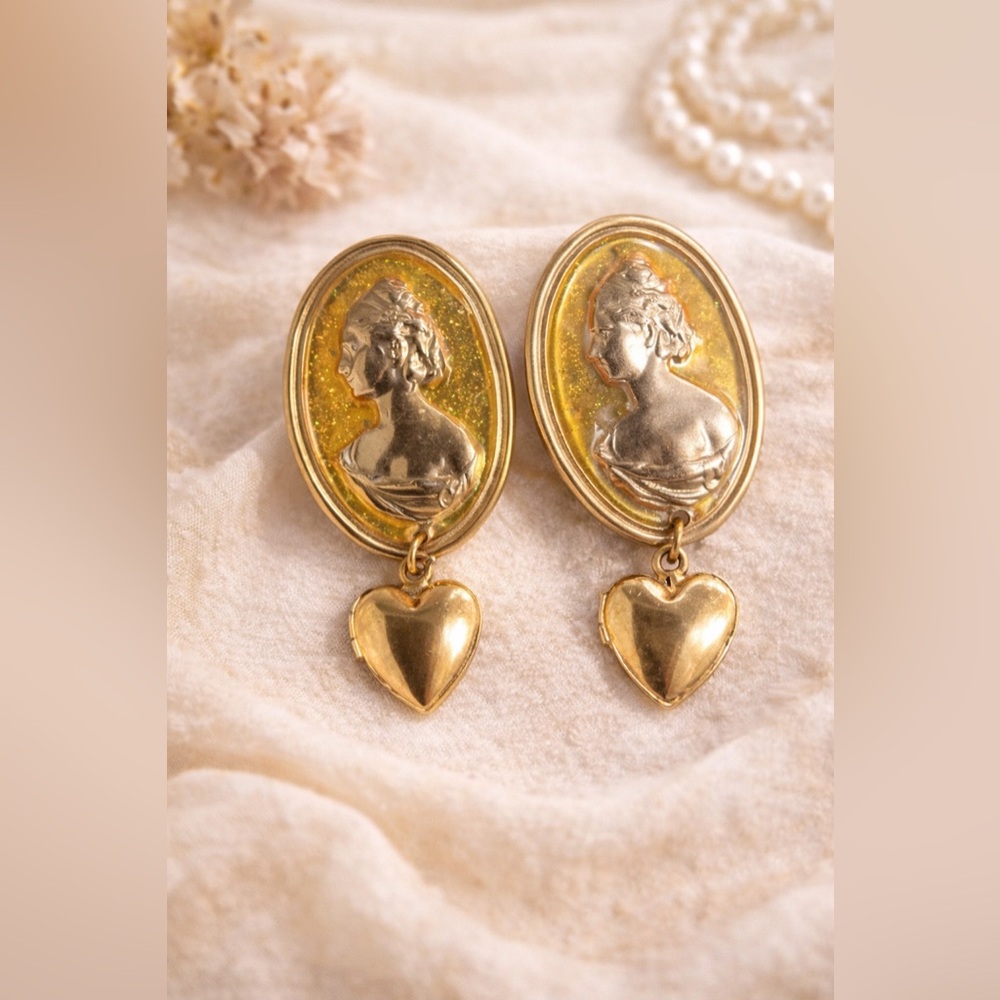 ✨ Vintage‎ Gold Cameo Heart Dangle Earrings ✨